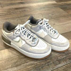 Nike Youth Size 6 Sneakers.